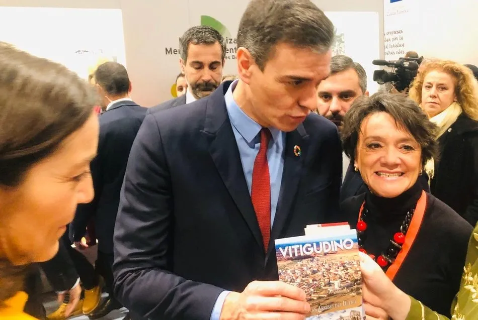 Pedro Sánchez junto al alcaldesa de Vitigudino sosteniuendo un díptico promocional