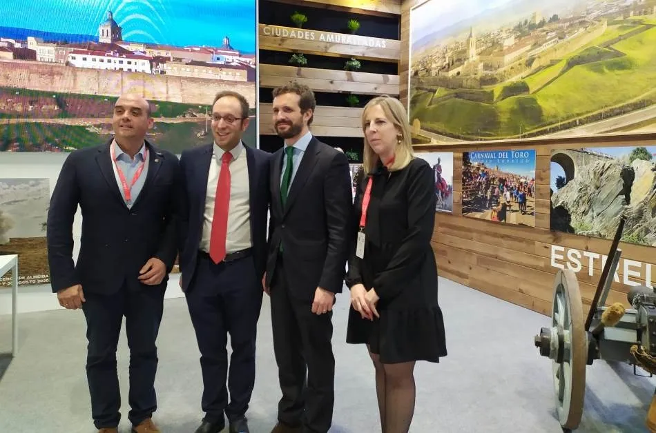Pablo Casado, Mañueco y Javier Iglesias pasan por el stand de Ciudad Rodrigo en FITUR  