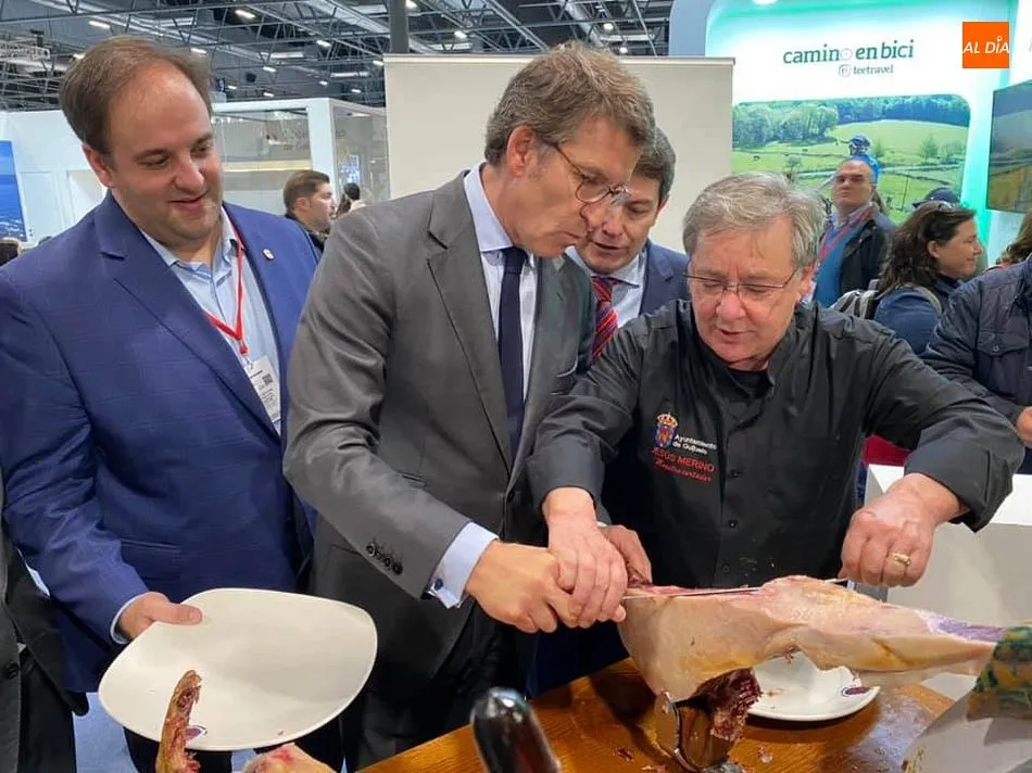 El estand de Guijuelo llama la atención de los políticos en Fitur