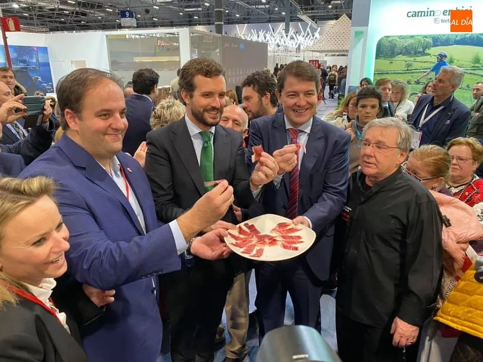 Foto 4 - El estand de Guijuelo llama la atenci&oacute;n de los pol&iacute;ticos en Fitur