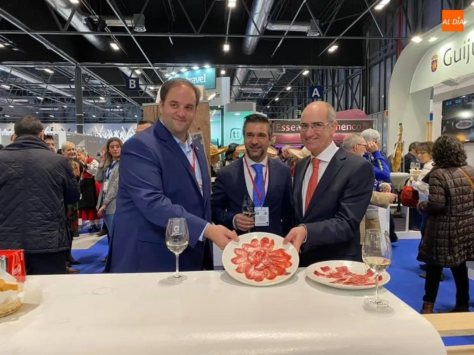Foto 3 - El estand de Guijuelo llama la atenci&oacute;n de los pol&iacute;ticos en Fitur
