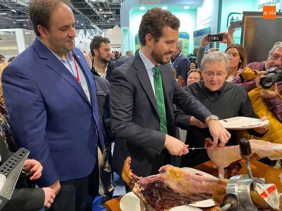 Foto 2 - El estand de Guijuelo llama la atenci&oacute;n de los pol&iacute;ticos en Fitur