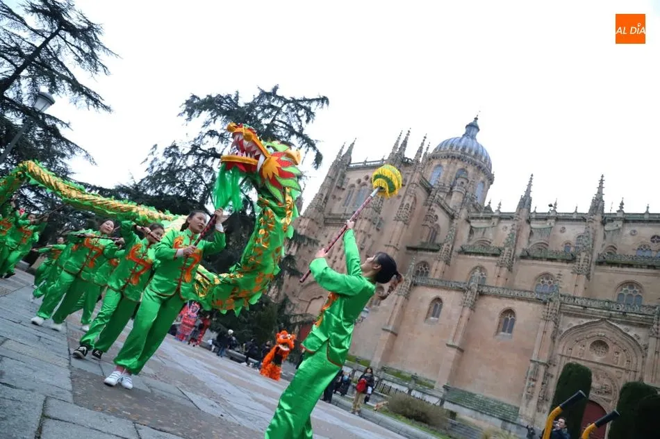 Pasacalles del Baile del Dragón y Leones con la Catedral al fondo. Foto: Lydia González