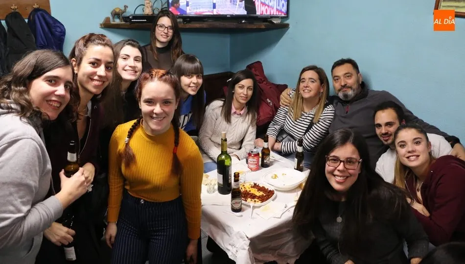 a la cena de comienzo de las fiestas asistían jóvenes y otros no tanto / CORRAL