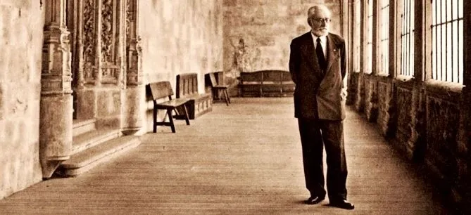 Don Miguel de Unamuno paseando por la Universidad en torno a 1931