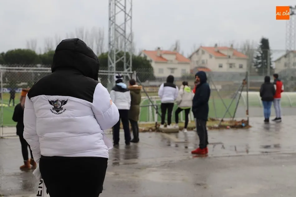 Los aficionados observan el entrenamiento soportando el frío y la lluvia / Lydia González