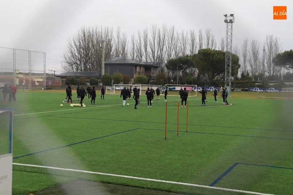 Foto 4 - Un peque&ntilde;o grupo de aficionados del Salamanca UDS no deja solo al equipo y le da su &uacute;ltimo...
