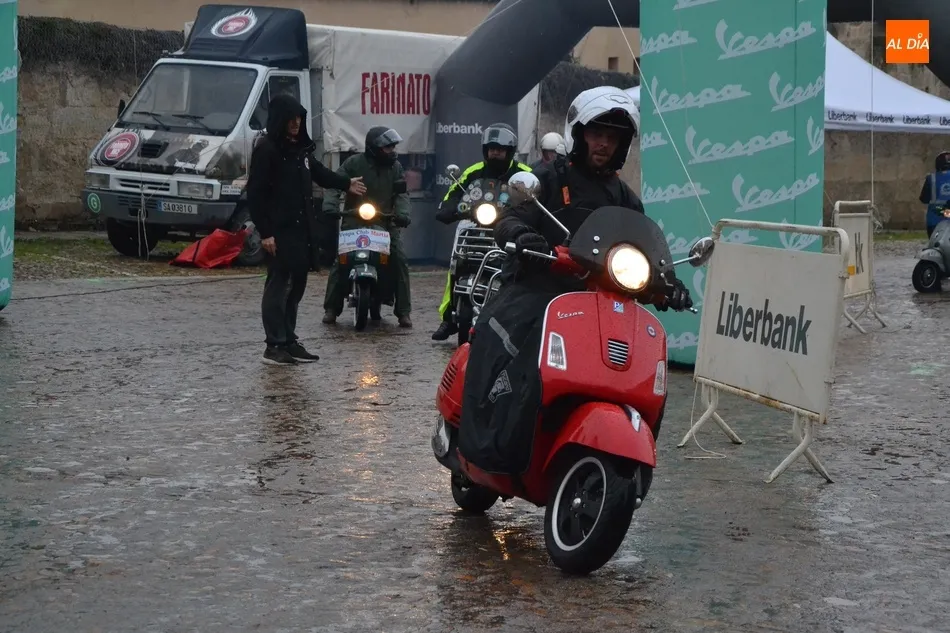 Foto 11 - Unas 35 Vespas ponen rumbo bajo la lluvia hacia La Covatilla  
