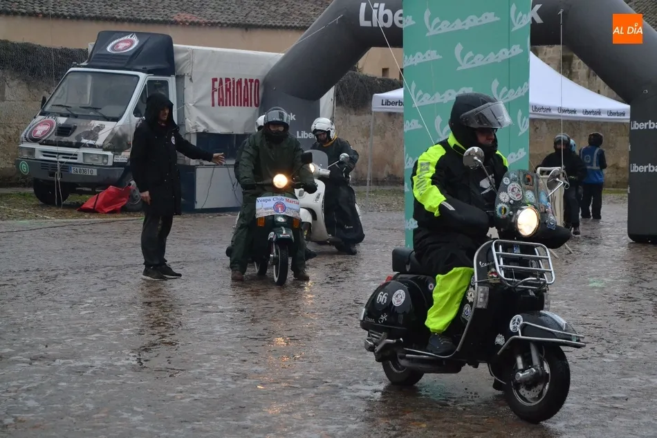 Foto 10 - Unas 35 Vespas ponen rumbo bajo la lluvia hacia La Covatilla  