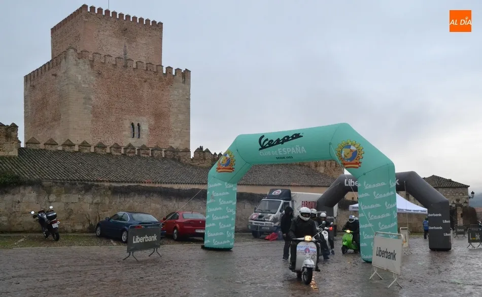 Foto 8 - Unas 35 Vespas ponen rumbo bajo la lluvia hacia La Covatilla  