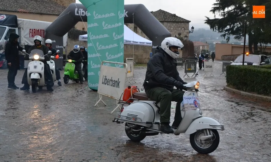 Foto 7 - Unas 35 Vespas ponen rumbo bajo la lluvia hacia La Covatilla  