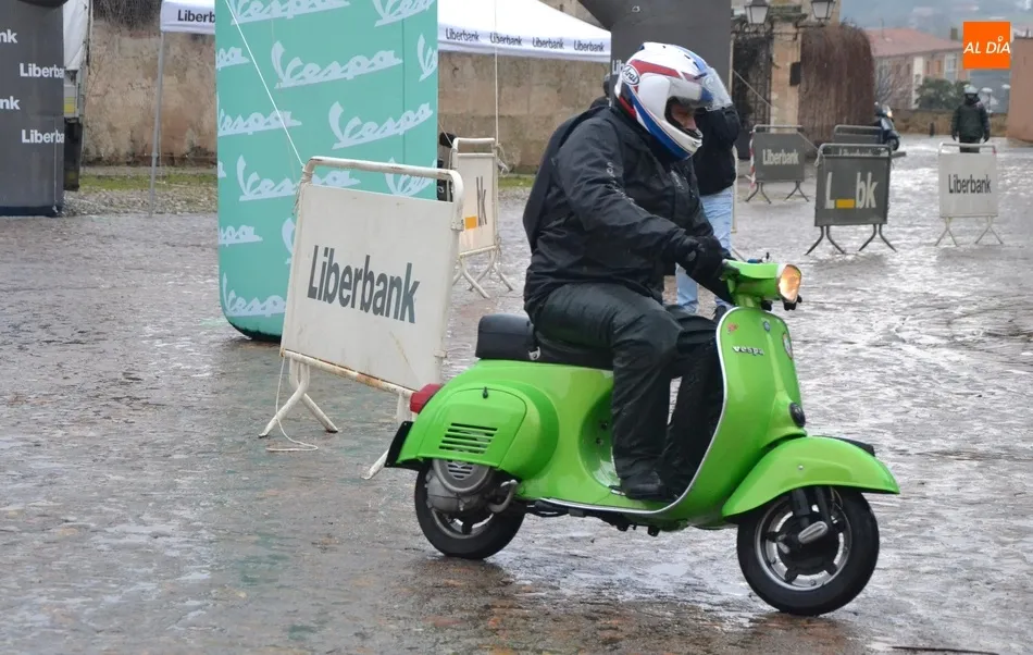 Foto 4 - Unas 35 Vespas ponen rumbo bajo la lluvia hacia La Covatilla  