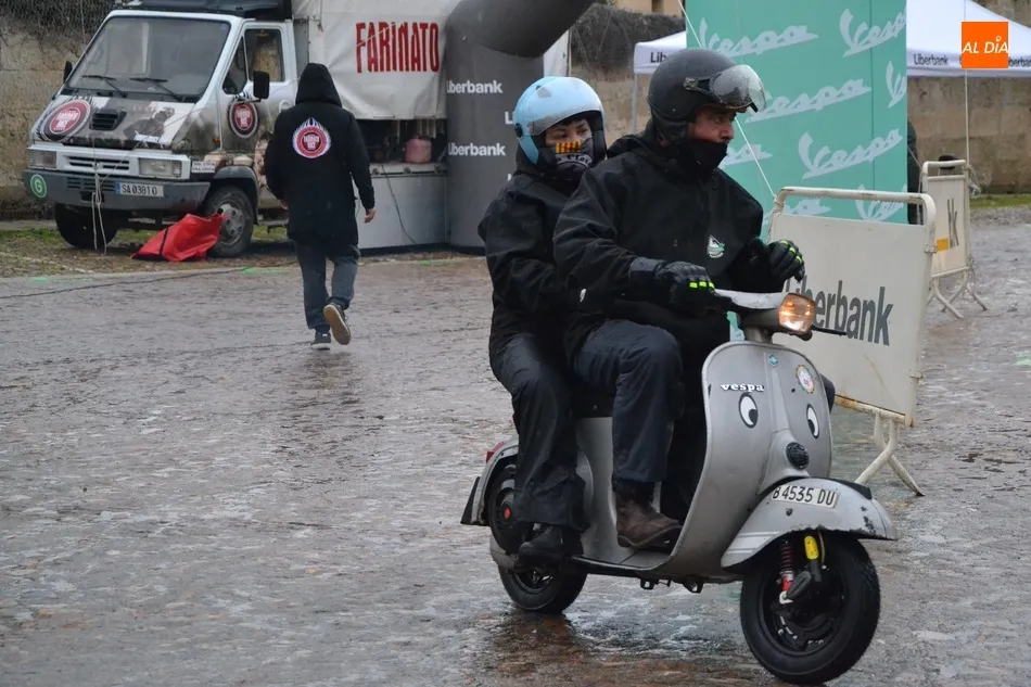 Foto 3 - Unas 35 Vespas ponen rumbo bajo la lluvia hacia La Covatilla  