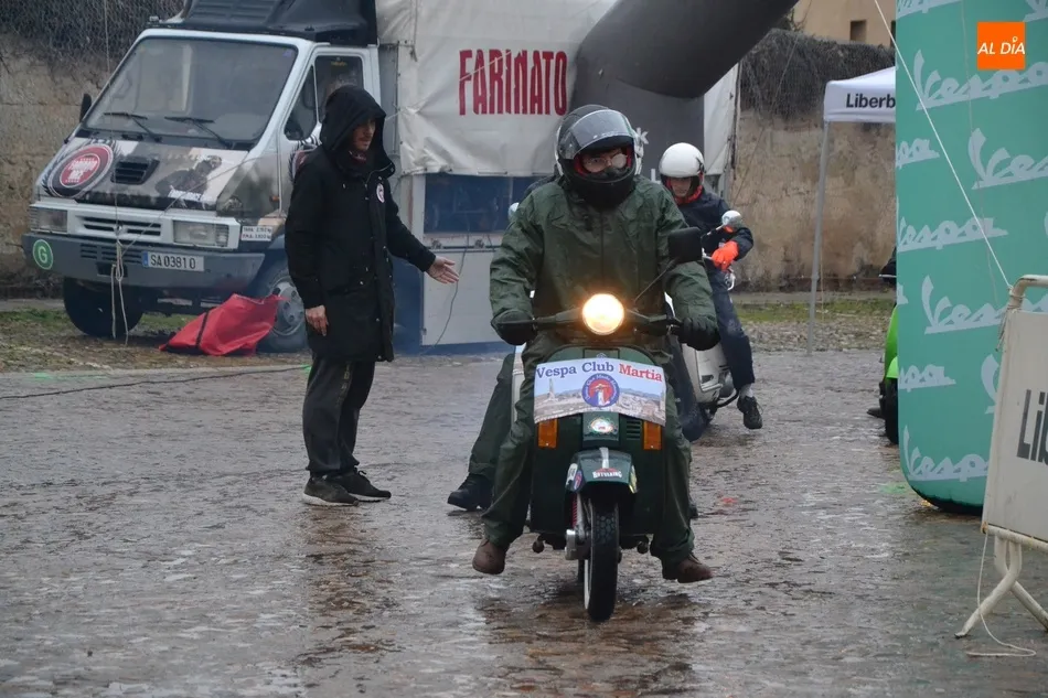 Foto 9 - Unas 35 Vespas ponen rumbo bajo la lluvia hacia La Covatilla  