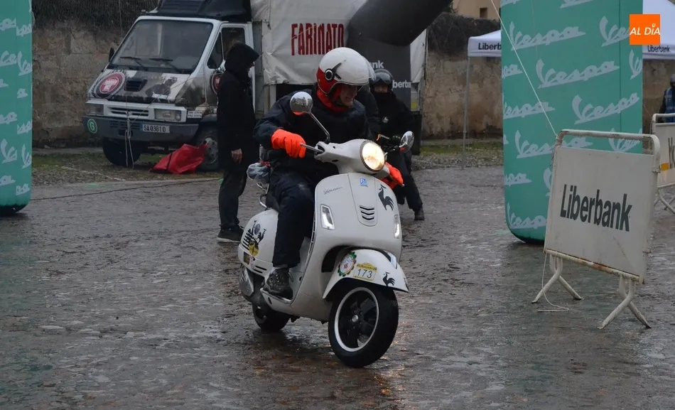 Foto 5 - Unas 35 Vespas ponen rumbo bajo la lluvia hacia La Covatilla  