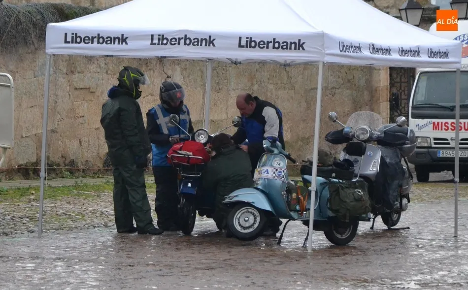 Foto 2 - Unas 35 Vespas ponen rumbo bajo la lluvia hacia La Covatilla  