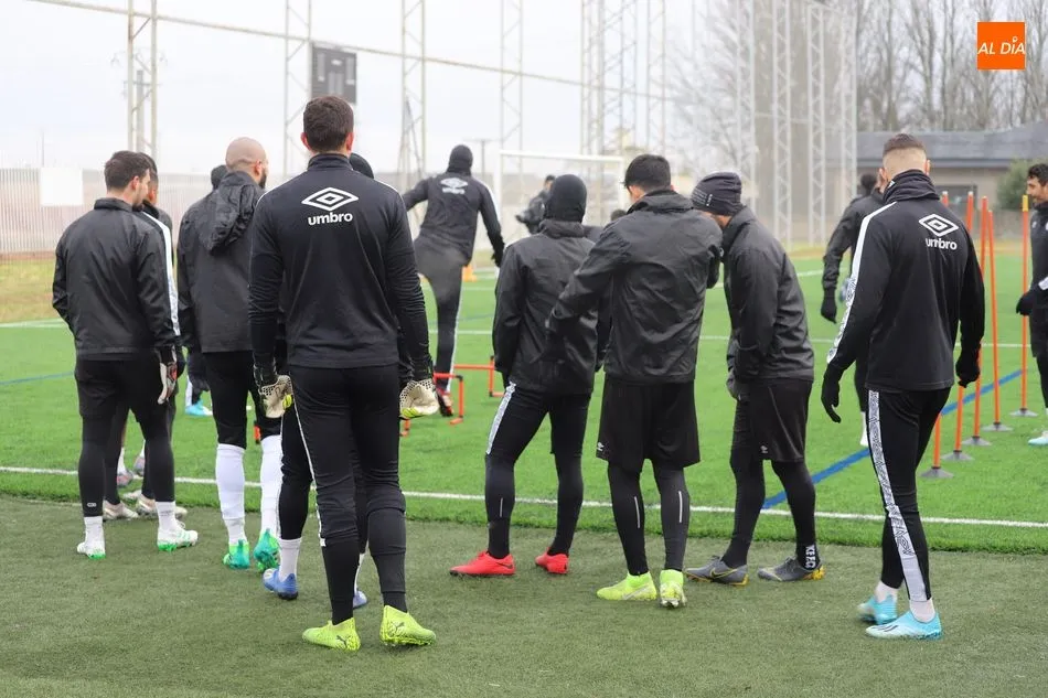 Foto 3 - Un peque&ntilde;o grupo de aficionados del Salamanca UDS no deja solo al equipo y le da su &uacute;ltimo...