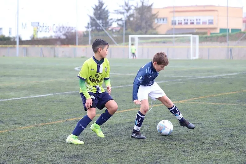 Un jugador del Villamayor protege el balón ante la presión de un rival del Helmántico / Lydia González