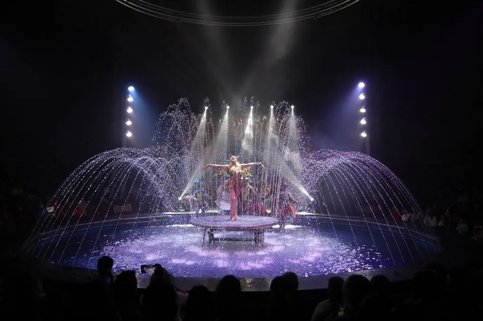Foto 4 - Gran espect&aacute;culo del Circo del agua en el Centro Comerical El Tormes