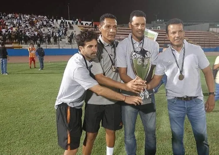 Zegarra, con la Supercopa de Perú