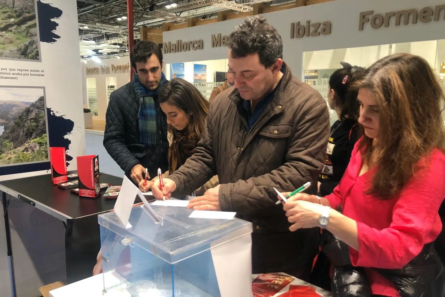 El sorteo de una noche de hotel en el Cuartón de Inés Luna provocaba el interés del público en torno al stand de Vitigudino