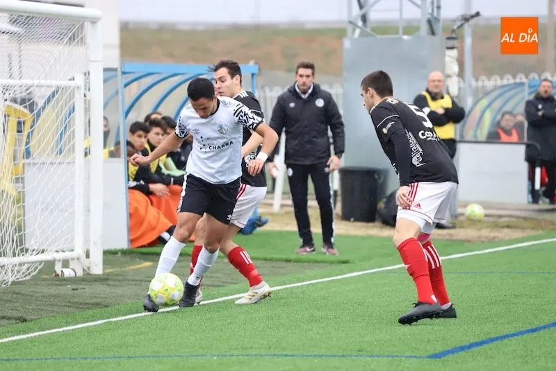 Jugada del partido disputado en el Tori entre Salamanca B y Bupolsa / Lydia González