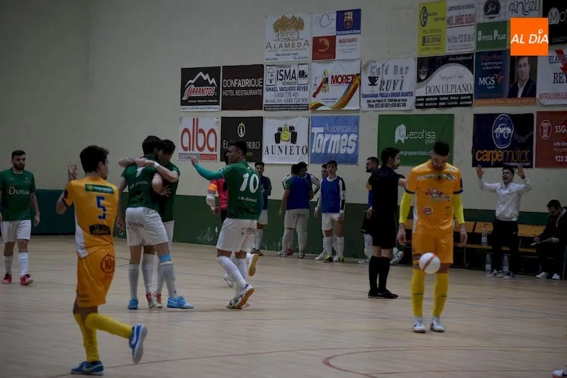 Los jugadores del Piensos Durán Albense celebran uno de los goles logrados ante el Benavente / Pedro Zaballos