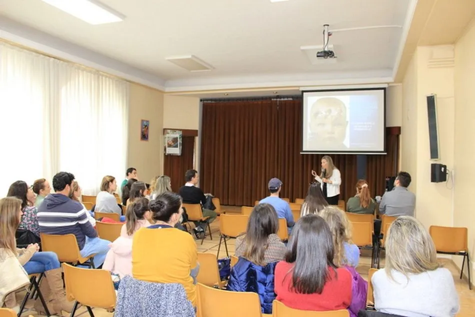 Nuria Sánchez en plena charla sobre la estimulación