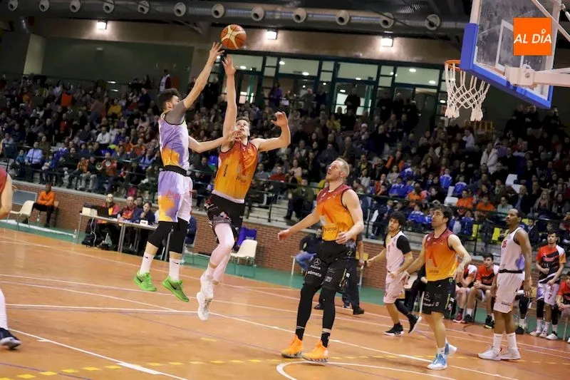 Acción del derbi charro entre el Aquimisa Carbajosa y el CB Tormes / Lydia González