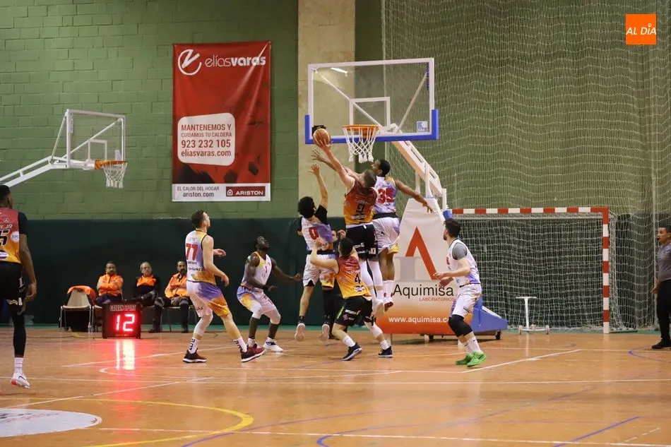 Foto 11 - Aplastante victoria del Aquimisa Carbajosa sobre la USAL CB Tormes en el derbi charro (95-59)