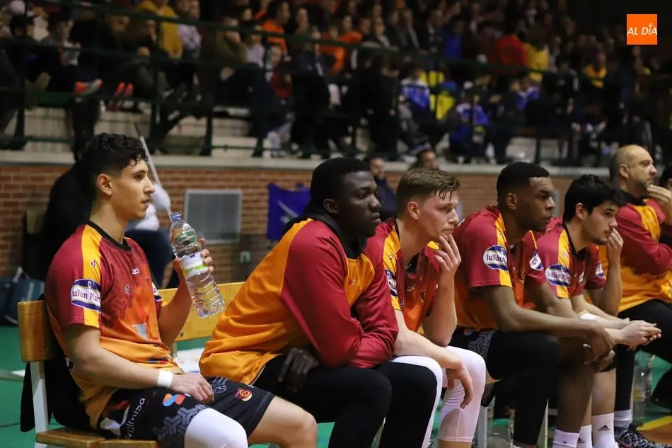 Foto 10 - Aplastante victoria del Aquimisa Carbajosa sobre la USAL CB Tormes en el derbi charro (95-59)