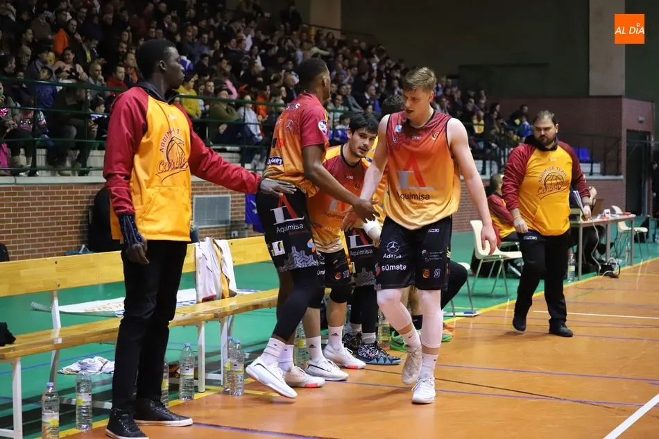 Foto 9 - Aplastante victoria del Aquimisa Carbajosa sobre la USAL CB Tormes en el derbi charro (95-59)