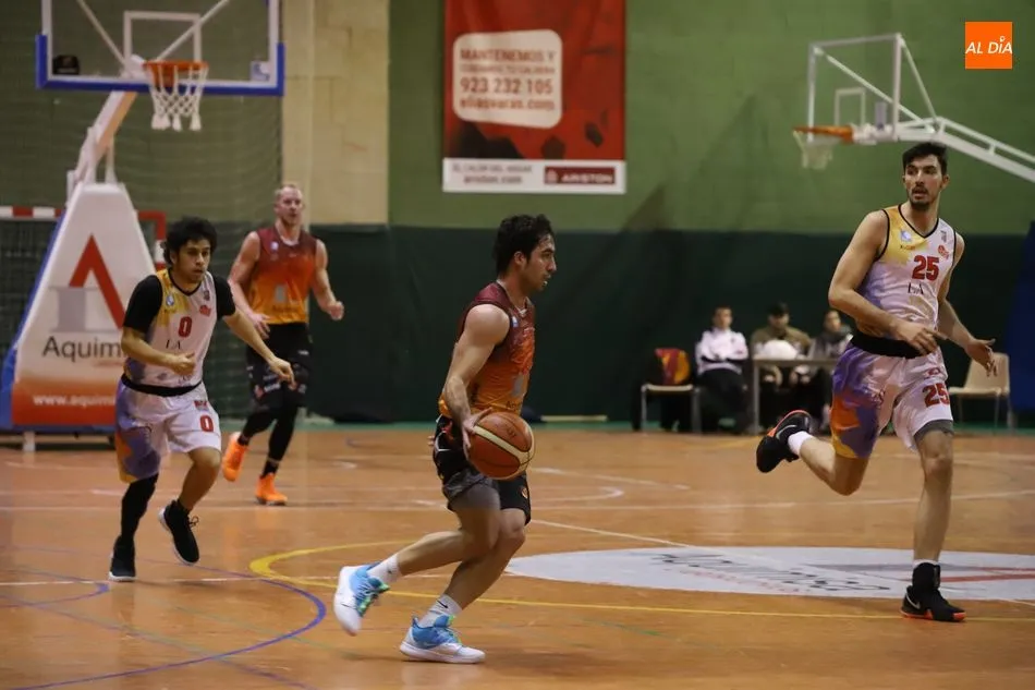 Foto 6 - Aplastante victoria del Aquimisa Carbajosa sobre la USAL CB Tormes en el derbi charro (95-59)