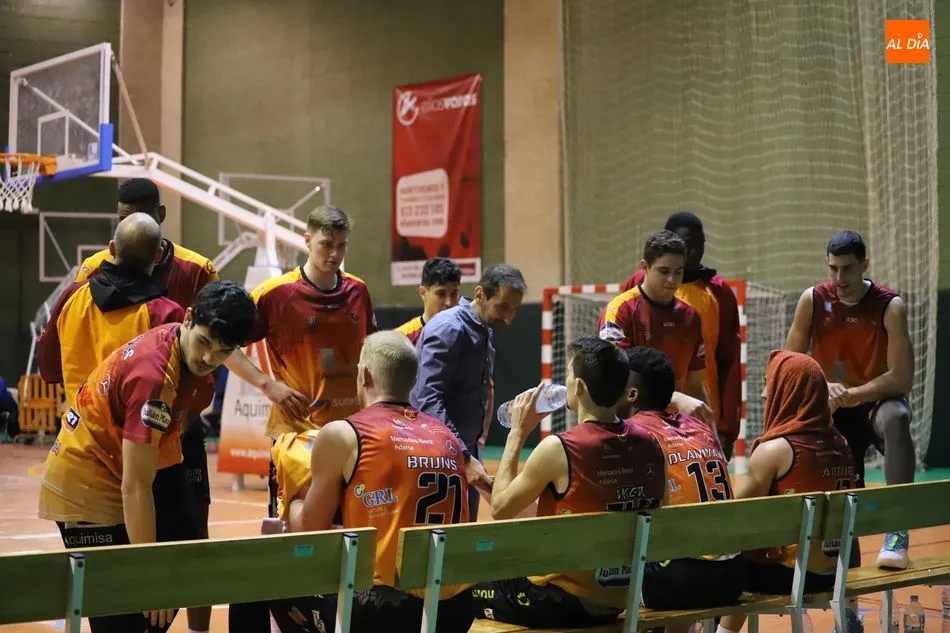 Foto 3 - Aplastante victoria del Aquimisa Carbajosa sobre la USAL CB Tormes en el derbi charro (95-59)