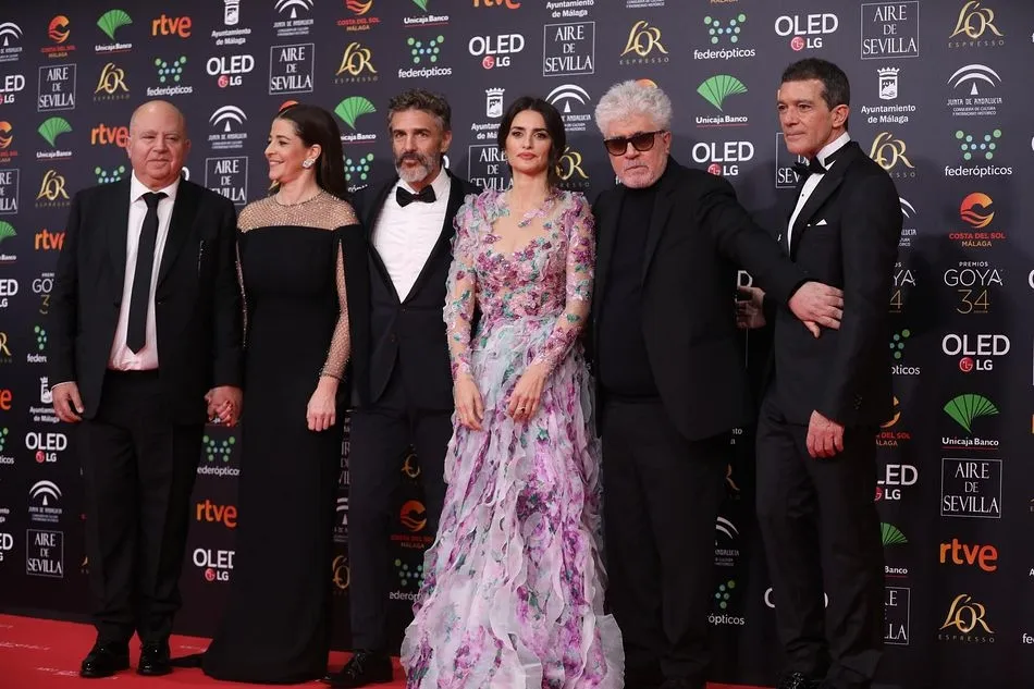 La actriz Penélope Cruz, el director Pedro Almodóvar, el actor Antonio Bandera, posa en la alfombra roja de la XXXIV edición de los Premios Goya, en Málaga (Andalucía, España), a 25 de enero de 2020 - María José López - Europa Press