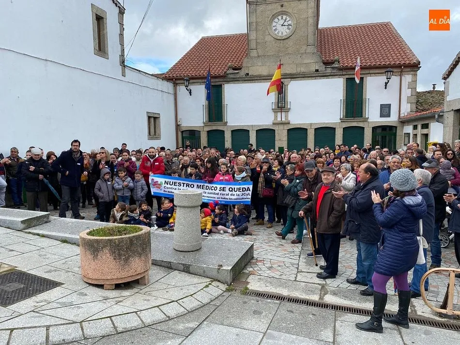 Foto 3 - Manifestaci&oacute;n en Los Santos a favor de la campa&ntilde;a &lsquo;Nuestro m&eacute;dico se queda&rsquo;