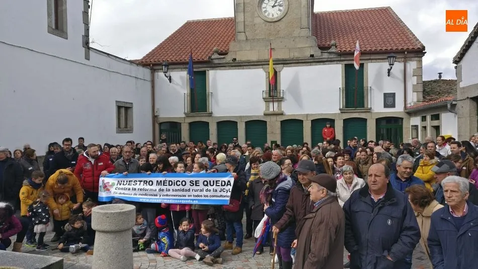 Foto 2 - Manifestaci&oacute;n en Los Santos a favor de la campa&ntilde;a &lsquo;Nuestro m&eacute;dico se queda&rsquo;