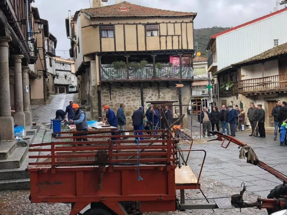 Foto 2 - San Esteban de la Sierra, fiel a su cita con la matanza