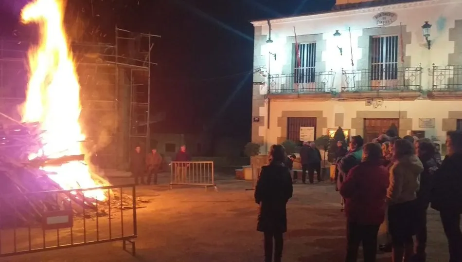 Una vez hechas las brasas, se procedió al asado de castañas y al reparto de dulces, polvorenes y las famosas obleas de Cipérez