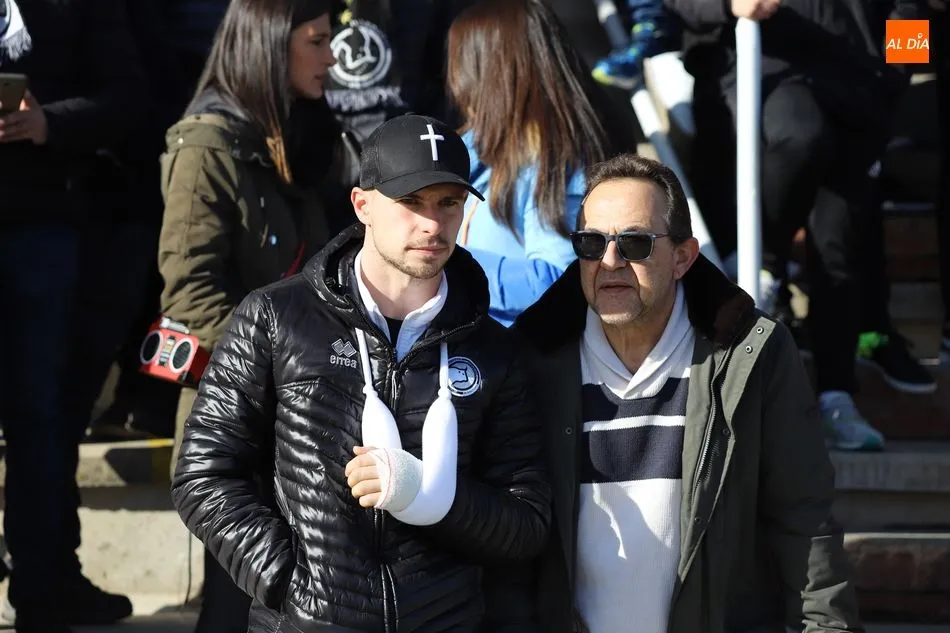 El lesionado Garrido observa el calentamiento / Lydia González