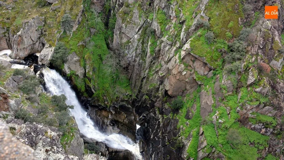 Foto 2 - La &lsquo;Vespa CovaDouro 2020&rsquo; descubre las Arribes del Huebra en el Puerto de La Molinera