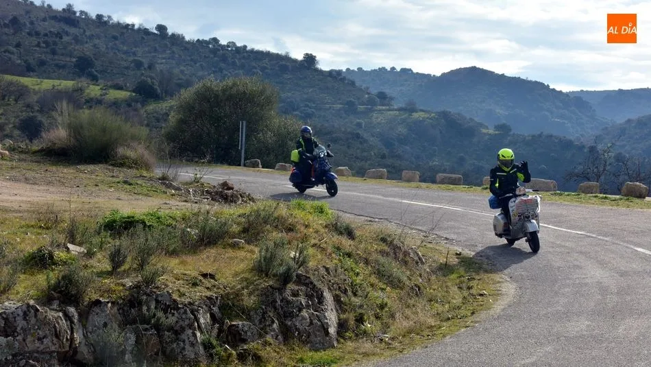 Foto 3 - La &lsquo;Vespa CovaDouro 2020&rsquo; descubre las Arribes del Huebra en el Puerto de La Molinera
