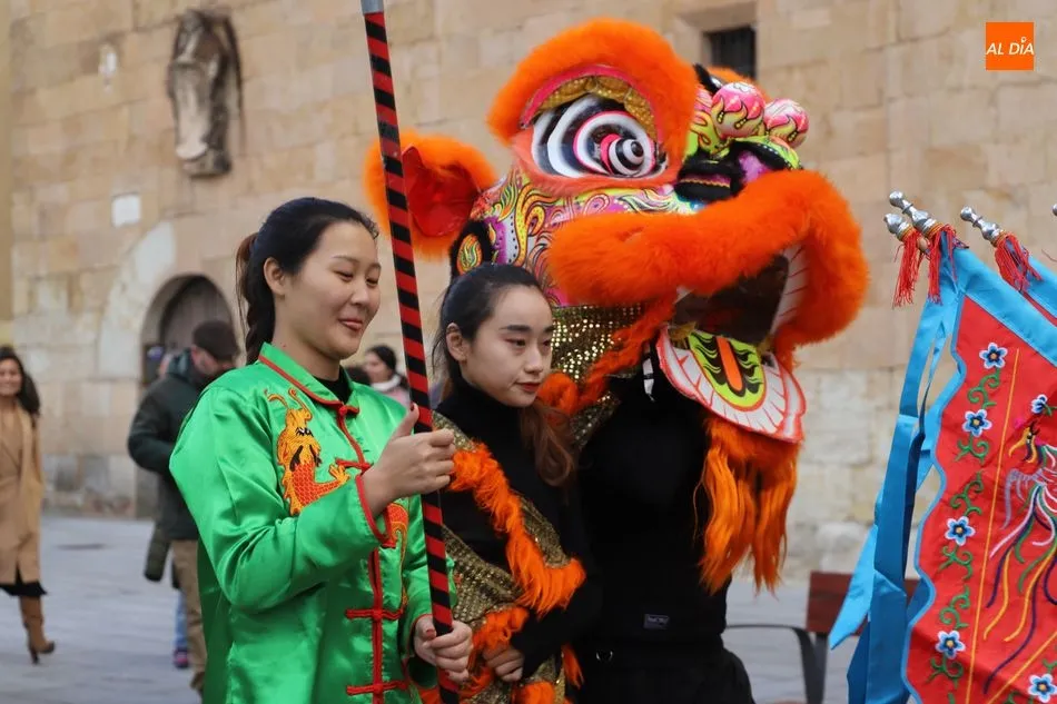 Foto 11 - La cultura china invade Salamanca con un nuevo pasacalles lleno de color