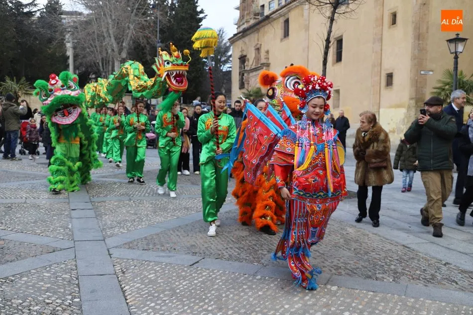 Foto 7 - La cultura china invade Salamanca con un nuevo pasacalles lleno de color