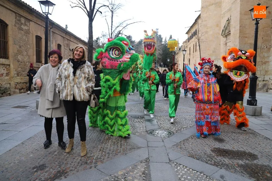 Foto 10 - La cultura china invade Salamanca con un nuevo pasacalles lleno de color