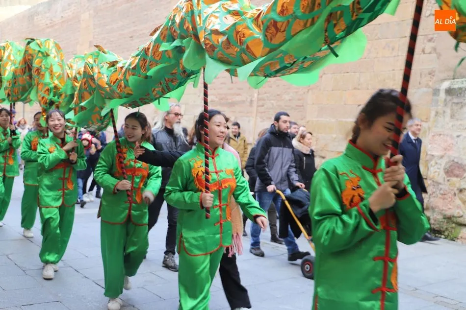 Foto 8 - La cultura china invade Salamanca con un nuevo pasacalles lleno de color