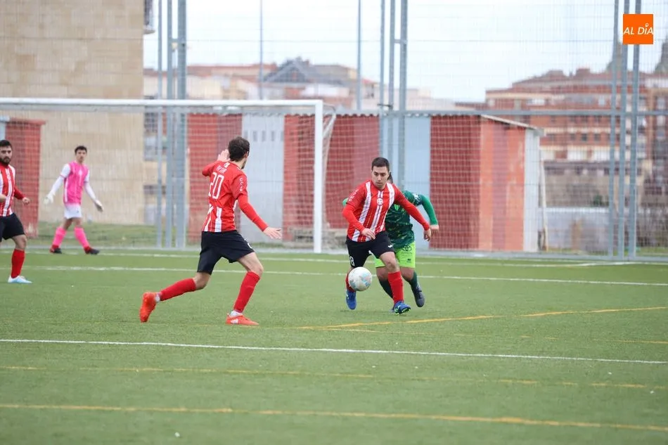Foto 7 - El Real Salamanca Monterrey se a&uacute;pa al liderato de la Provincial de Aficionados tras derrotar al...