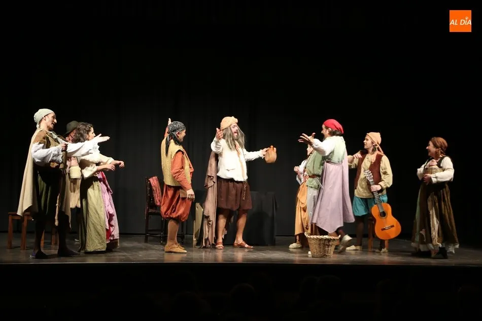 Foto 10 - Los Hojalata divierten al p&uacute;blico vitigudinense con tres entremeses de Miguel de Cervantes  