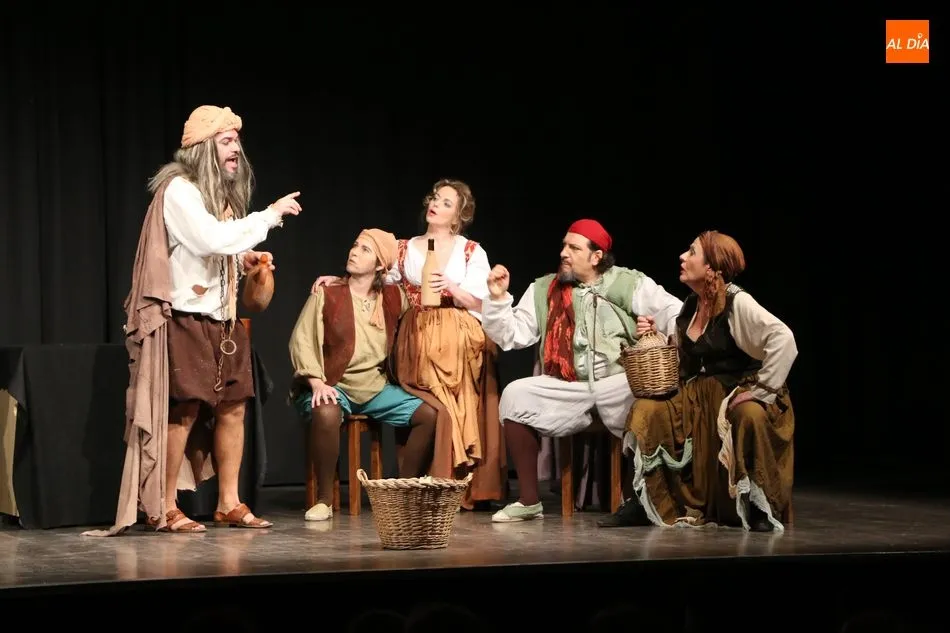 Foto 8 - Los Hojalata divierten al p&uacute;blico vitigudinense con tres entremeses de Miguel de Cervantes  