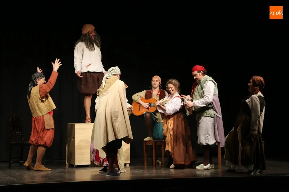 Foto 7 - Los Hojalata divierten al p&uacute;blico vitigudinense con tres entremeses de Miguel de Cervantes  